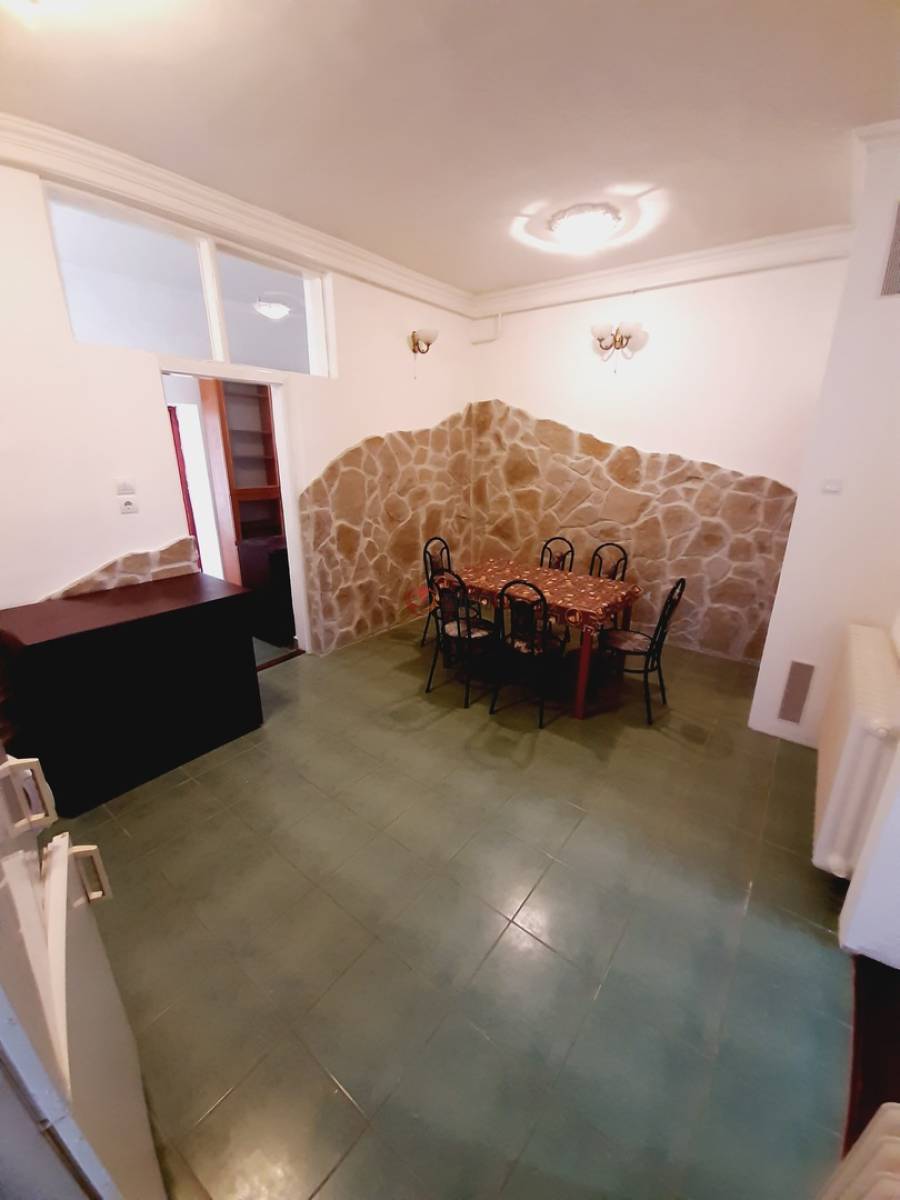 Albérlet, kiadó házrész, Vác