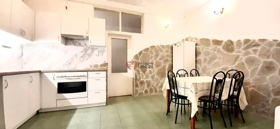 Albérlet, kiadó házrész, Vác