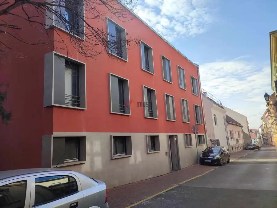 Albérlet, kiadó újszerű téglalakás, Pécs