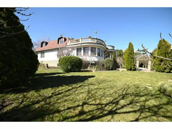 Kiadó családi ház, Solymár 9 szoba 700 m² 1.41 M Ft/hó