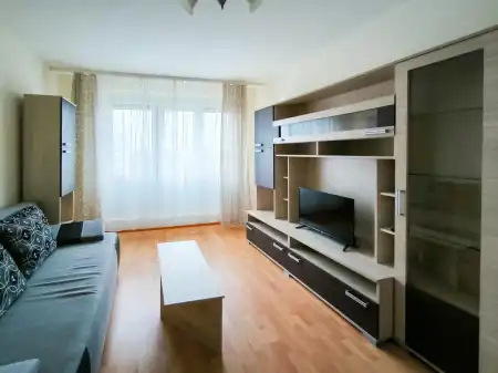 kiadó panel lakás, Paks