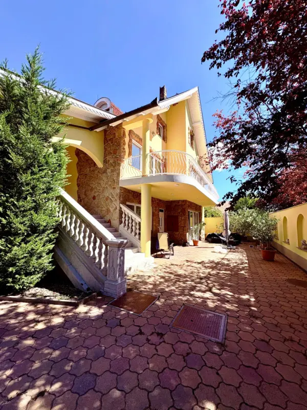Kiadó tégla lakás, Budaörs 5 szoba 185 m² 600 E Ft/hó