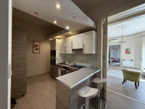 Kiadó tégla lakás, Budapest, VI. kerület 3 szoba 120 m² 560 E Ft/hó