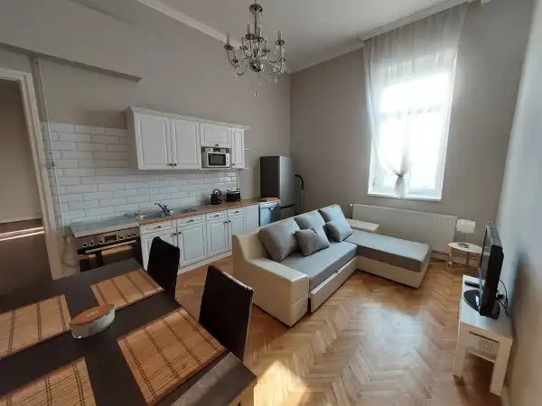 Kiadó tégla lakás, Szeged 3 szoba 90 m² 200 E Ft/hó