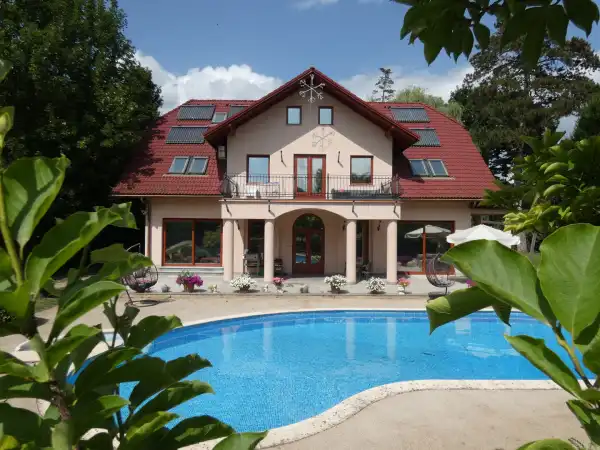 Kiadó újszerű családi ház, Gödöllő 7 szoba 472 m² 1.25 M Ft/hó
