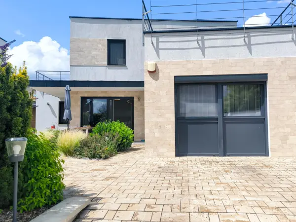 Kiadó újszerű családi ház, Paks 4+1 szoba 115 m² 450 E Ft/hó