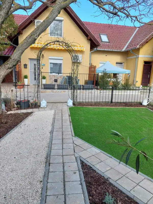 Kiadó újszerű nyaraló, Siófok 1+2 szoba 68 m² 1 E Ft/hó