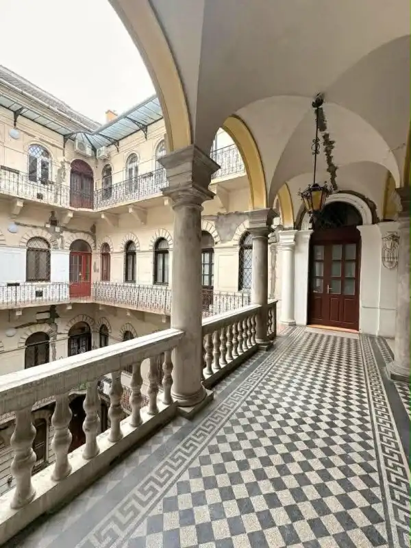 Kiadó újszerű tégla lakás, Budapest, VI. kerület 3 szoba 110 m² 630 E Ft/hó