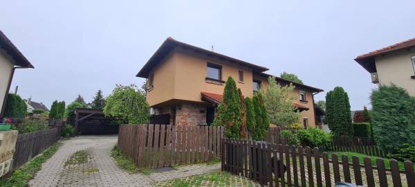 kiadó újszerű tégla lakás, Tata