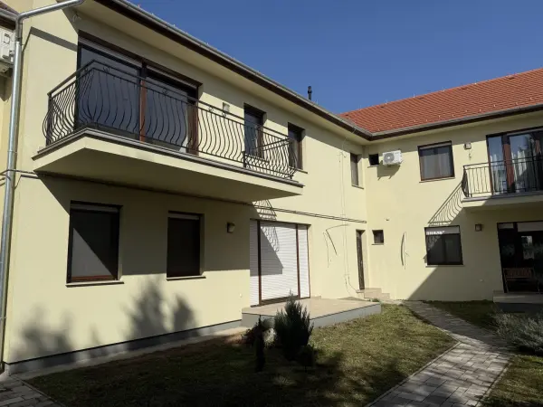 Kiadó újszerű tégla lakás, Vác 3 szoba 102 m² 350 E Ft/hó